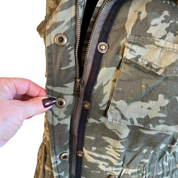 Decree women’s  M camo vest with jewels on collar, NWT - Picture 9 of 12